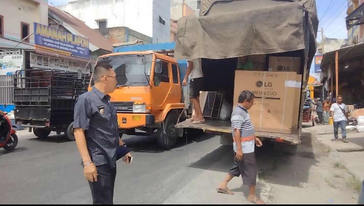 Bupati Labusel Atur Truk Barang Parkir Sembarangan