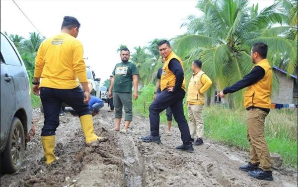 Cari Solusi Masalah Warga, Bupati Labura Berkantor di Desa Teluk Piai