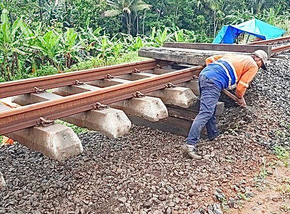 Dampak Penurunan Tanah di Cilacap, Perjalanan Kereta Api Terpaksa Terhenti