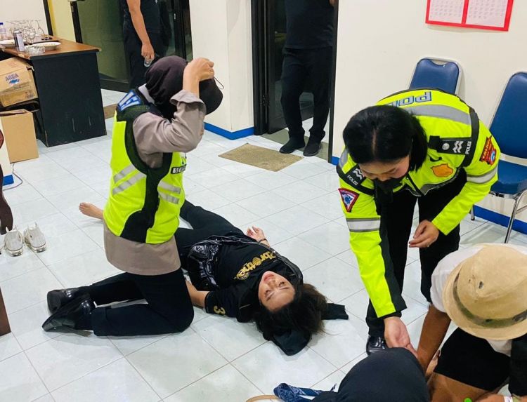 Detik-Detik Influencer Cantik Diselamatkan Polwan di Stadion Kanjuruhan