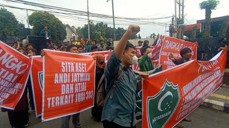 Diduga Terlibat Konsorsium Judi Apin BK, HIMMAH Desak Kapolda Sumut Tangkap Andi Jatmiko dan Atjai