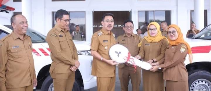 Serahkan Dua Unit Ambulance, Bupati Labusel Ingatkan Kepala Puskesmas Tingkatkan Yankes