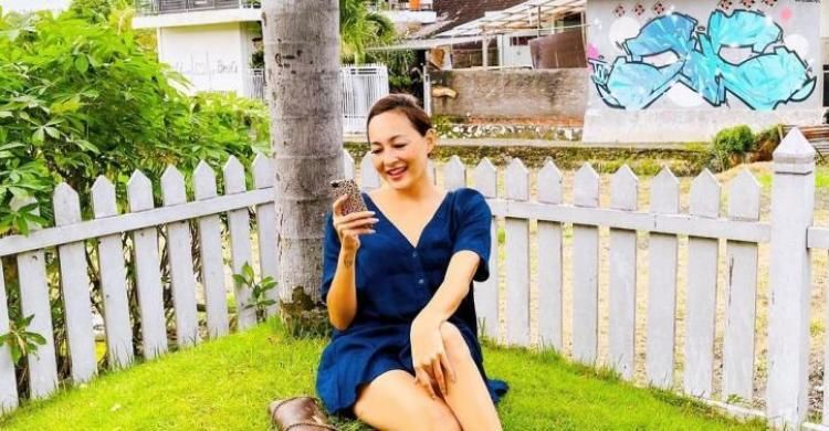 Liburan ke Pantai Malibu  California, Dewi Rezer Dilamar