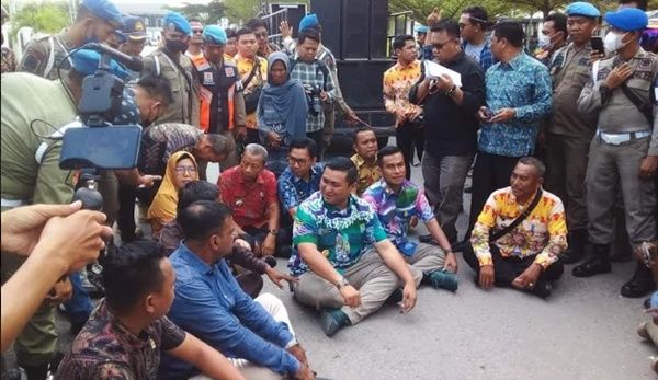 Tanggapi Aksi Soal Infrastruktur, Bupati Labura  dan Pengunjuk Rasa Duduk Bersila