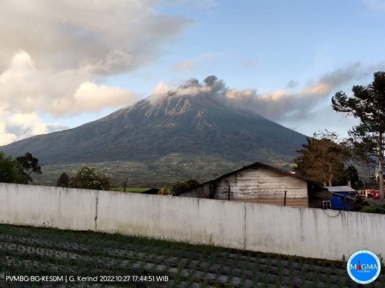 Gunung Kerinci Erupsi Lontarkan Abu Vulkanik Setinggi 300 Meter
