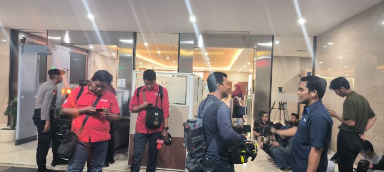 Amanda Manopo 'Gocek' Wartawan saat Diperiksa Bareskrim