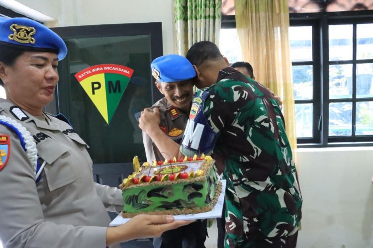 HUT TNI ke-80 Polres Labuhanbatu Berikan Surprise Ke Polisi Militer