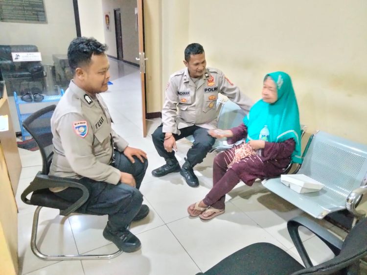 Polres Priok Selamatkan Lansia Pikun, Disambut Haru Keluarga