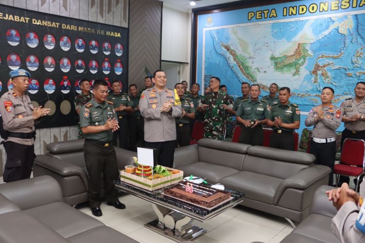 HUT TNI Ke-80 Kapolres Priok dan Jajaran Beri Kejutan di 5 Markas Komando
