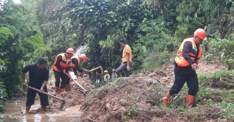 Personel Brimob Lakukan Pembersihan Longsor di Aek Latong