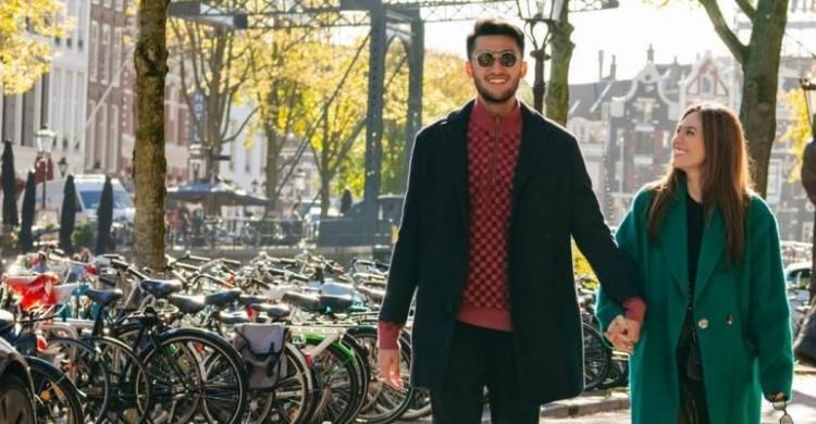 Wulan Guritno, Liburan Bareng Berondong