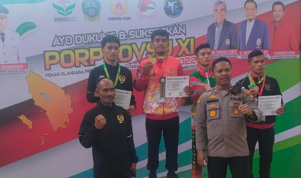Kapolsek Medan Timur Serahkan Trofi Pemenang Wushu
