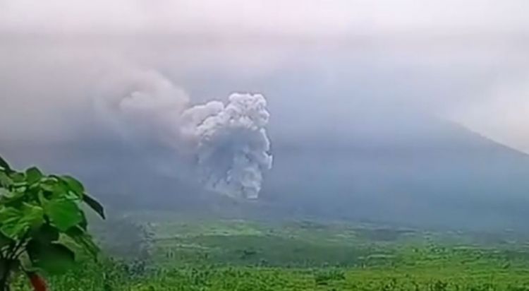 Semeru Kembali Erupsi, PVMBG: Jauhi Sungai dan Hindari Aliran Lahar