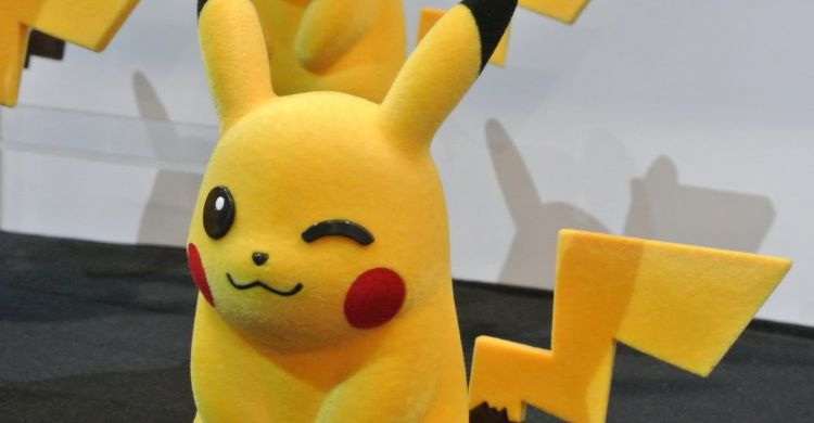 Berkostum Pikachu Setir Mesin Pemotong Rumput