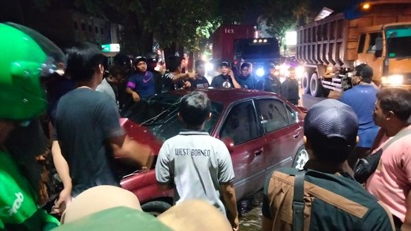 Laka Tunggal di Jalan Gagak Hitam, Sedan Tabrak Pohon