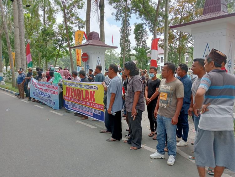 Puluhan Warga Datangi Kantor Bupati Deliserdang Minta Kades Perdamean Dicopot