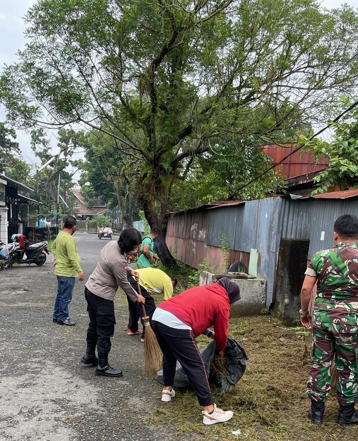Polwan Bhabinkamtibmas Polsek Medan Baru Gotong Royong Ciptakan Lingkungan Bersih
