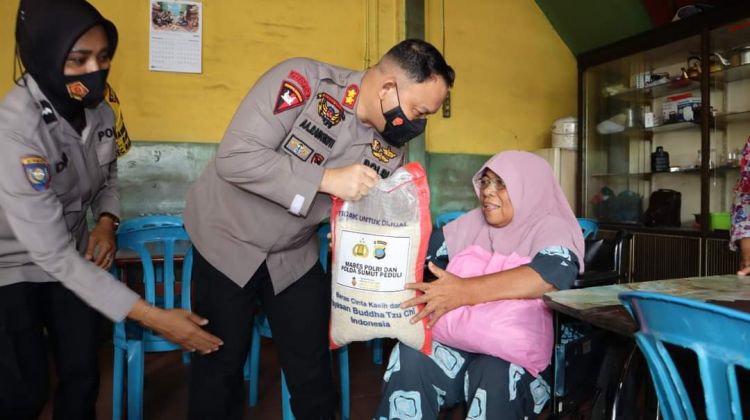 Kapolri Berikan Bansos Kepada Warga Labuhanbatu
