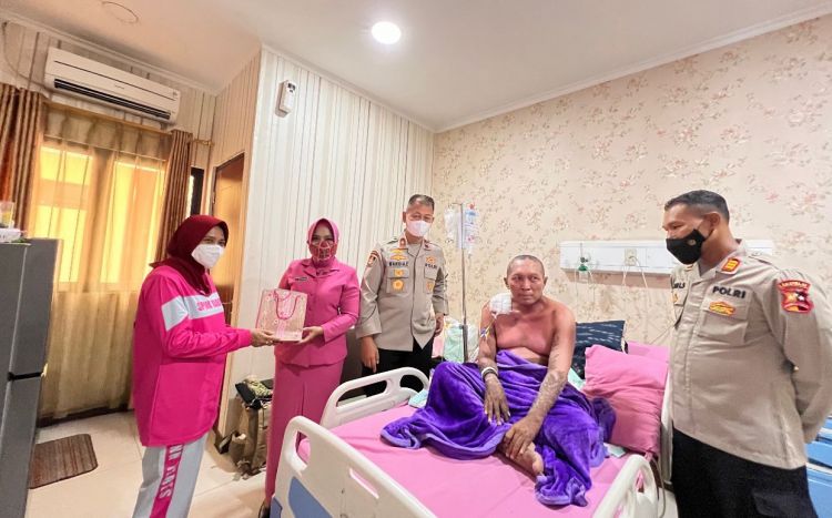 Kasetukpa Jenguk Mantan Serdik PAG Didampingi Ketua Bhayangkari Cabang 04