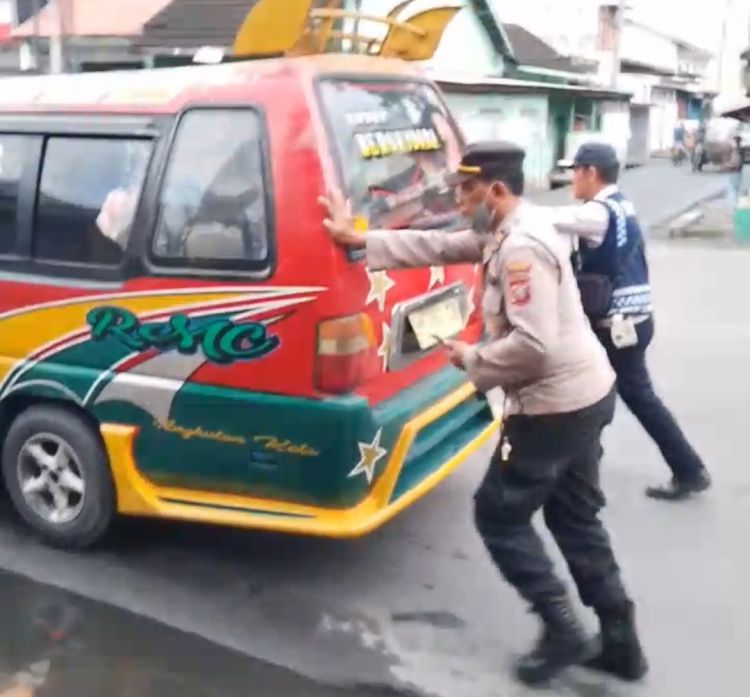 Panit Binmas Polsek Timur Dorong Angkot Mogok