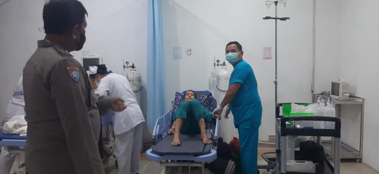 Kepedulian Polri, Bhabinkamtibmas Polsek Medan Baru Bantu Antarkan Warga Berobat ke RS