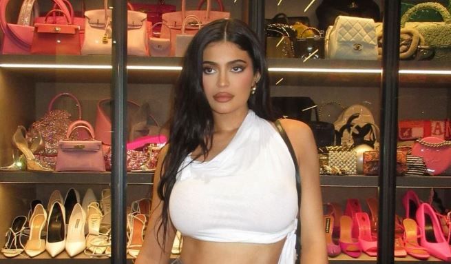 Kaum Hawa Ingin Kelihatan Seksi, Yuk  Intip Gaya Kylie Jenner Berbusana