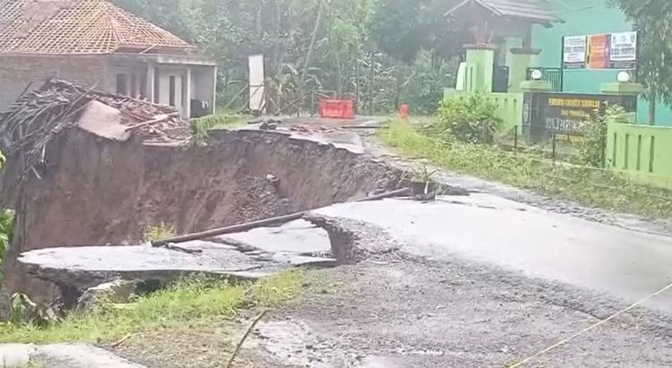 Longsor Terjang Tasikmalaya, Akses Jalan Warga Terputus