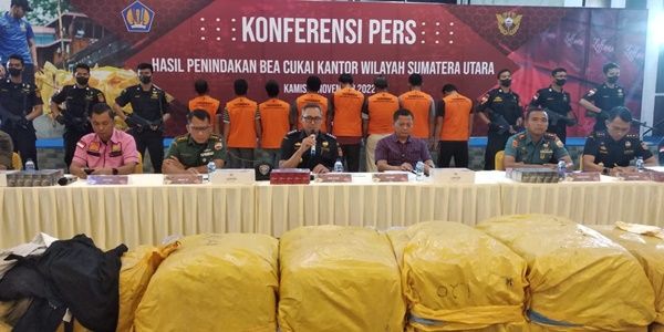 Bea dan Cukai Sumut Amankan Ratusan Bal Pakaian Bekas dan Rokok Ilegal