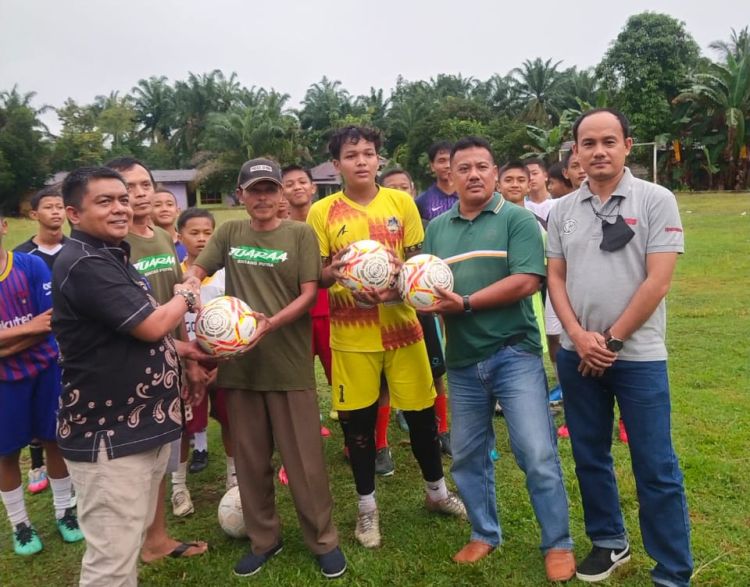Ketua Poslab Sumbangkan Bola kepada Club Bintang Putera FC