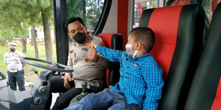 Bocah Korban Kekerasan  Gembira Bermain  Sama Kapolda Sumut