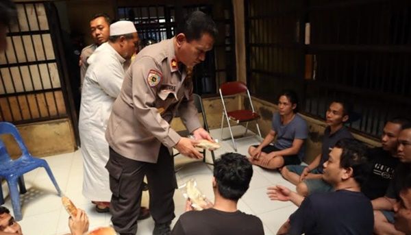 Wakapolres Labuhanbatu Berbagi Sepotong Roti Untuk Tahanan