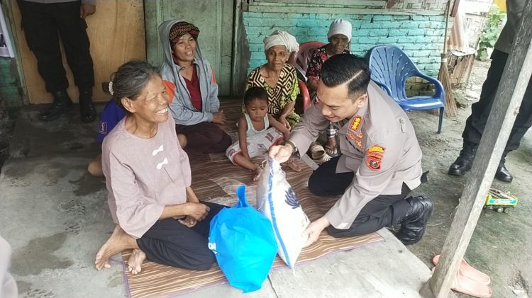 Kapolresta Deliserdang Berikan Bansos Untuk Warga Kurang Mampu