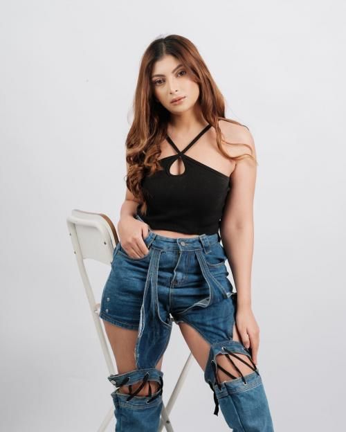 Sarah Keihl Lelang Keperawanan Curi Perhatian