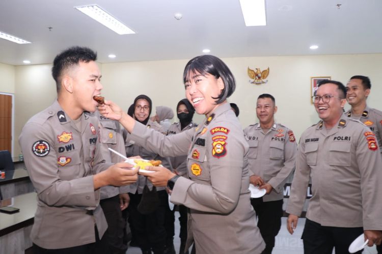 HUT ke 71 Humas, Polda Sumsel Potong Tumpeng