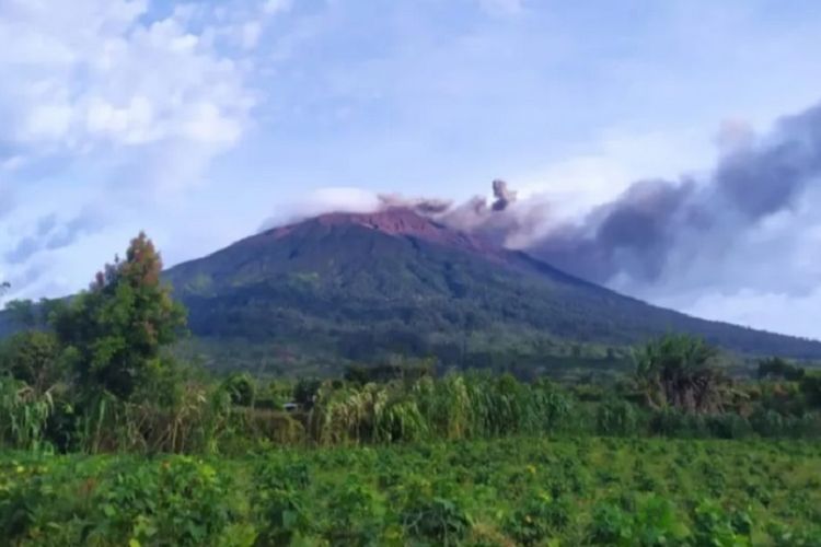 Gunung Kerinci Erupsi Setinggi 200 Meter di Atas Puncak