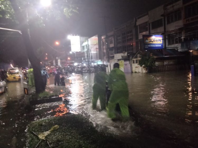Reaksi Cepat Tim SAR  Sabhara Poldasu  Evakuasi Korban Banjir