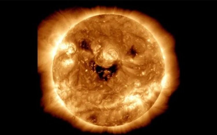 NASA Berhasil Potret Momen Matahari Tersenyum, Begini Penampakannya
