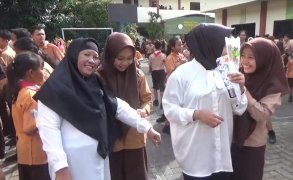 Peringati Hari Guru, Puluhan Siswa di Medan Memijat dan Beri Perawatan Kuku Guru