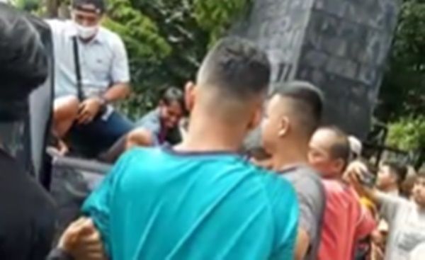 Nekat Curi Motor Saat Terparkir, Dua Pemuda Ini Babak Belur Dihajar Warga