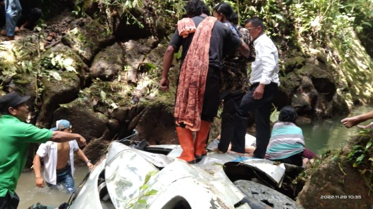 Mobil Terjung ke Jurang  Sedalam 30 Meter, 5 Tewas 12 Luka Luka