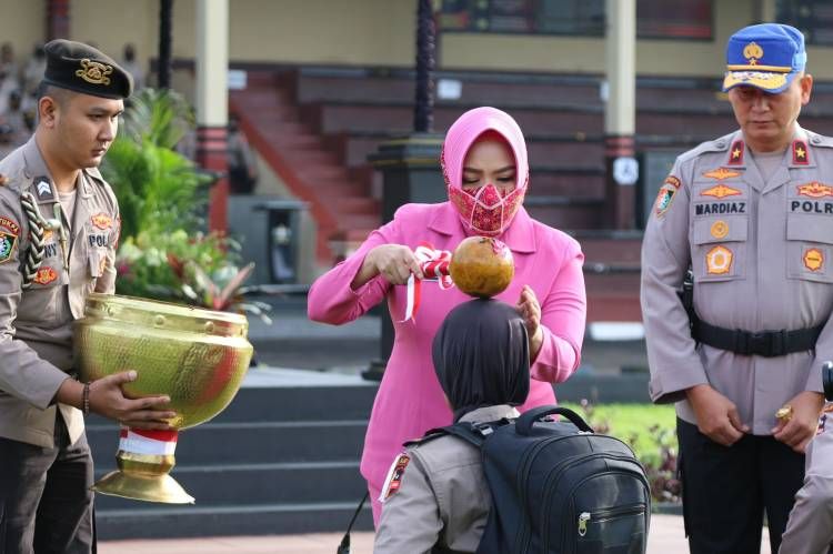 Penyiraman Air Bunga Sebagai Tanda Dibukanya Bintra Lemdik Dan Orientasi Pengenalan Lingkungan PAG Gelombang II TA. 2022
