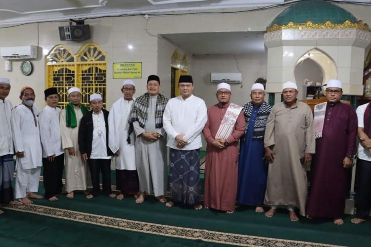 Kapolres Labuhanbatu  Melaksanakan Sholat  Gerhana Bulan