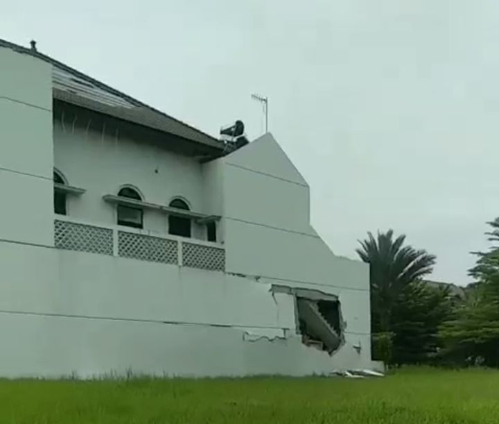 Diduga Akibat Ledakan Tabung Gas, Tembok Rumah Mewah di Medan Hancur