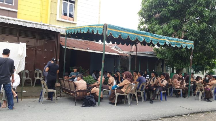 Isak Tangis Warnai Rumah  Pelajar Korban  Tawuran di Hari Guru