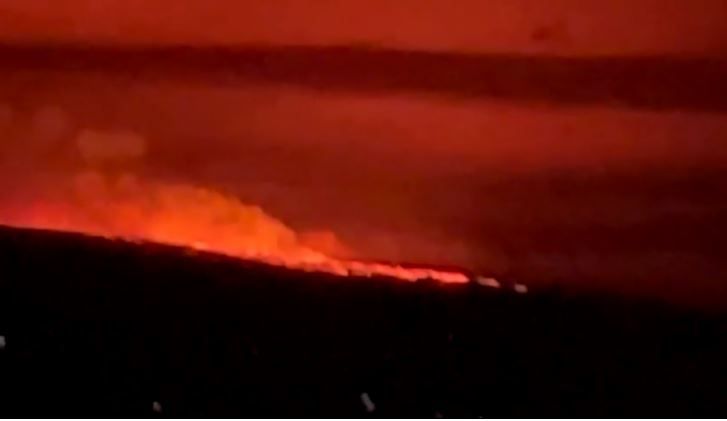 Gunung Berapi Terbesar di Dunia Mauna Loa Meletus, Langit Malam Hawaii Memerah