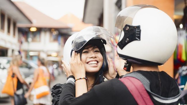 Dear Kaum Adam,  8 Bahasa Tubuh Wanita Ini Pertanda Dia Menyukai Anda