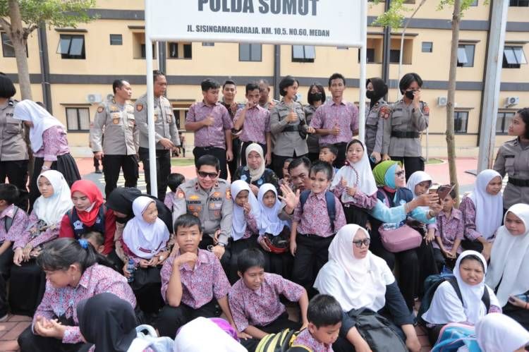 Momen Mengharukan Saat Kapolda Sumut, Irjen Panca Bermain Bareng Anak SLB di Taman Sabhara