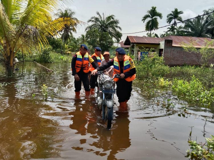 Brimob Bergerak  Bantu Korban Banjir