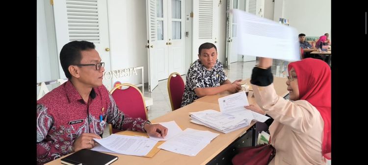 Warga Perumahan Taman Ratu Desak Heru Budi Tutup Lapak Pengepul Tak Berizin