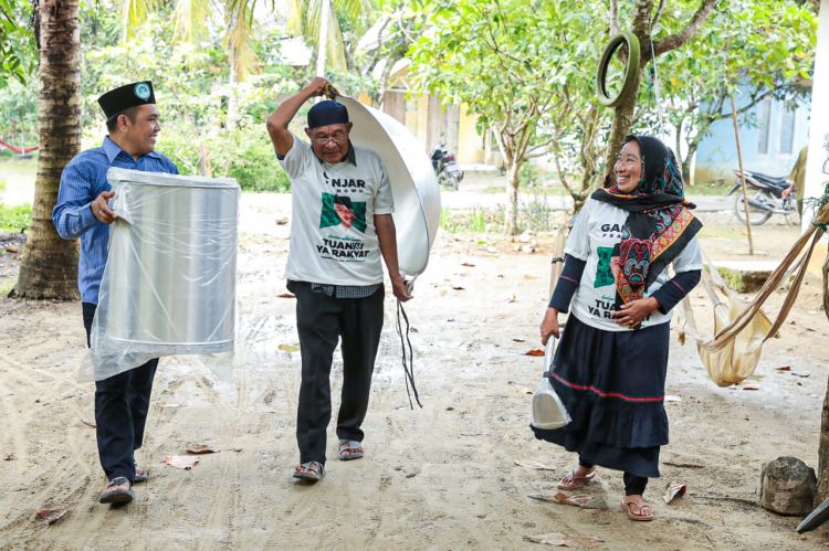 Tuan Guru Sahabat Ganjar Berikan Bantuan Kepada Jamaah Majelis Taklim At-Taqwa